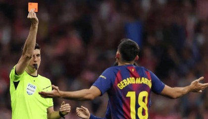 开云移动端-皇马TV质疑VAR判罚标准不一，对比马丁黄牌与巴尔韦德红牌|马竞|卡洛斯-巴尔韦德|杰拉德·莫雷诺|马德里竞技|皇家马德里_新浪体育_新浪新闻