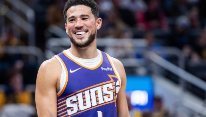 开云App-时间刚刚好！布克持球单打 连续晃动后干拔中投压哨命中