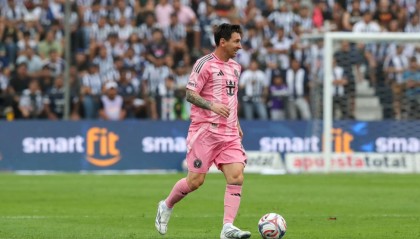 开云App-秘鲁小孩得到梅西签名后，哭了！接受采访、感谢梅西！