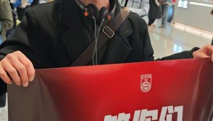 kaiyun-U23国足创历史最佳战绩后即将抵京，众多球迷穿“中国红”在机场迎接，有廊坊球迷手持李昊海报等候：他的表现毋庸置疑