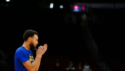 开云中国-考虑赛季报销！库里将专注招募詹姆斯！？