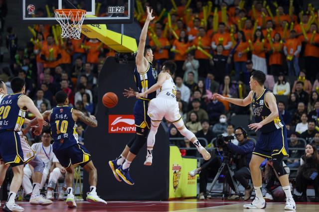 #（体育）（11）篮球——CBA常规赛：广东东阳光胜辽宁本钢XxjpseC007157_20250305_PEPFN0A001.jpg